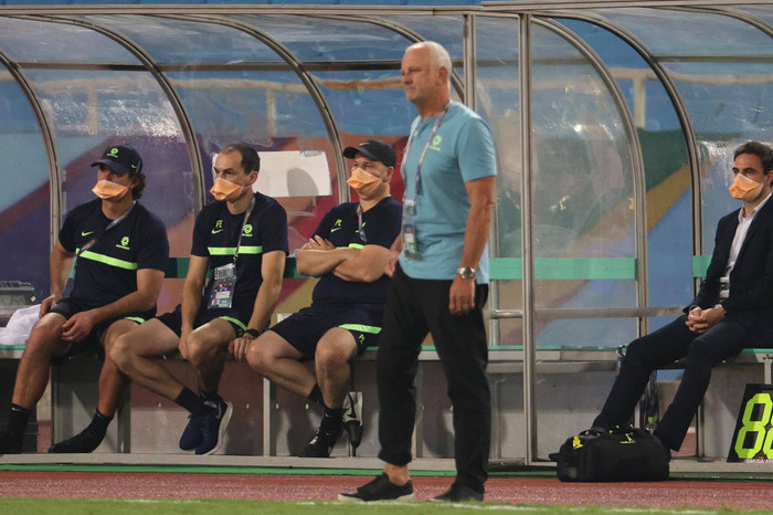Thời gian trôi về cuối, HLV Graham Arnold bên phía Úc khá hồi hộp. Khoảng cách 1 bàn là rất mong manh, trong khi tuyển Việt Nam liên tục gây sức ép.