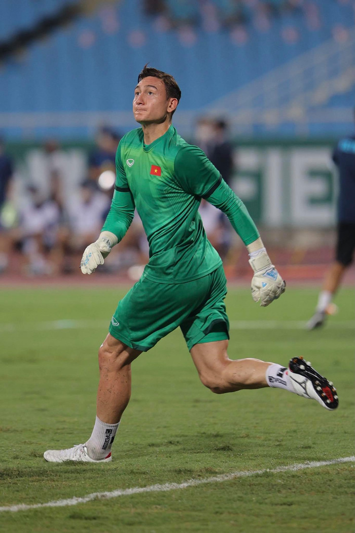 HLV Park Hang Seo thực hiện một số sự thay đổi trong đội hình xuất phát so với trận làm khách Saudi Arabia. Đặng Văn Lâm trở lại khung gỗ thay Tấn Trường, trong khi trung vệ Bùi Tiến Dũng dù chưa hồi phục hoàn toàn chấn thương nhưng vẫn xung trận thay vị trí của Duy Mạnh (treo giò).