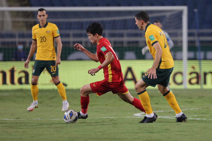 Hoàng Đức là một trong những cầu thủ chơi hay nhất bên phía tuyển Việt Nam. Tiền vệ của CLB Viettel cho thấy khả năng cầm bóng, chuyển trạng thái từ phòng ngự sang tấn công mềm mại.