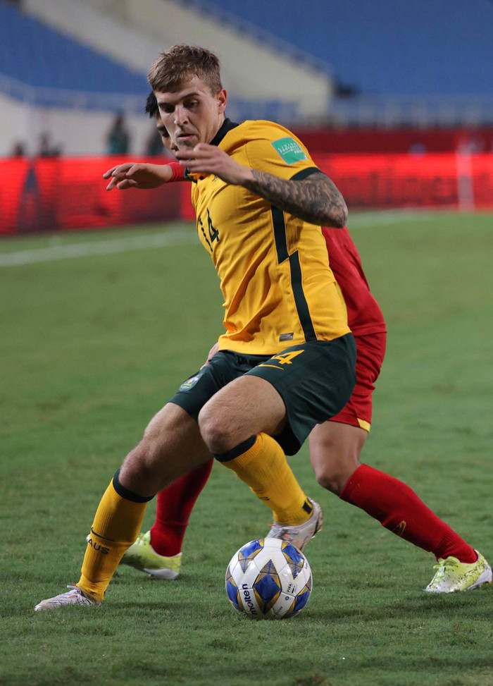 Với sự vượt trội về thể hình và thể lực, các cầu thủ Úc làm chủ hoàn toàn thế trận. Trong hiệp một, đội khách kiểm soát bóng tới 75%. Mặc dù vậy, đoàn quân của HLV Graham Arnold rất khó tiếp cận khung thành của Đặng Văn Lâm.