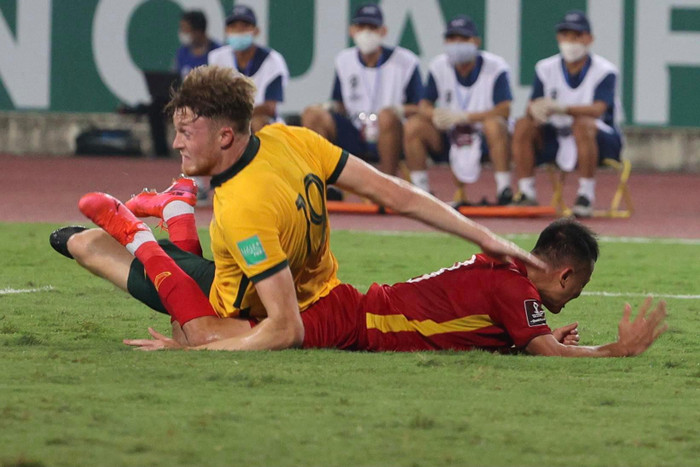 Trong khi đó, tuyển Việt Nam đã khiến Úc gặp rất nhiều khó khăn. Các học trò HLV Park Hang Seo giữ cư ly đội hình tốt, thi đấu lăn xả, sẵn sàng phạm lỗi để ngăn chặn.