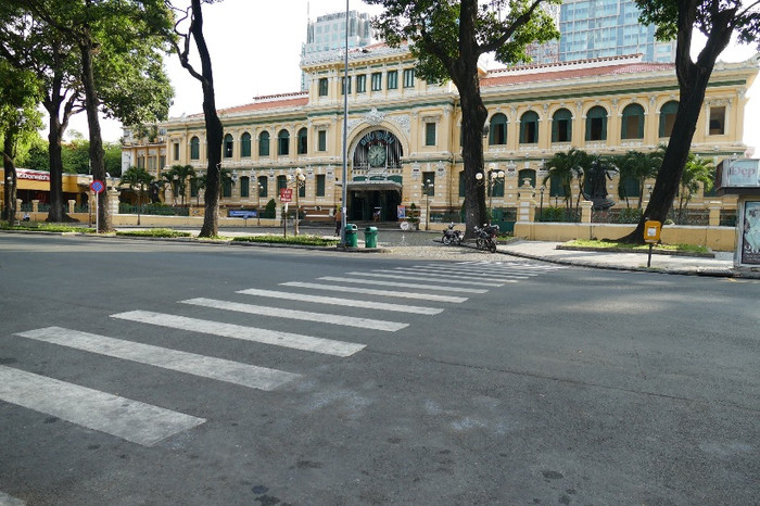 Phía trước Bưu điện TPHCM vắng vẻ trong ngày đầu giãn cách xã hội. Ảnh: Nguyễn Kim/VGP