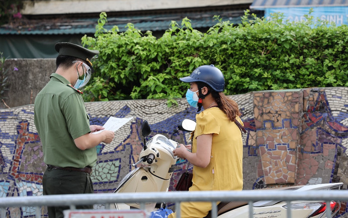 Hà Nội cho phép sử dụng đồng thời mẫu giấy đi đường cũ và mới Ảnh 2