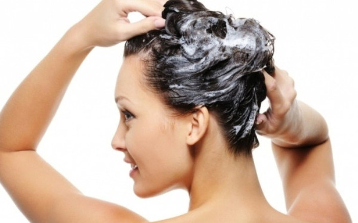 Những sai lầm khi gội đầu khiến tóc rụng ngày càng nhiều, có đến 3/5 điều rất nhiều người mắc phải Ảnh 2