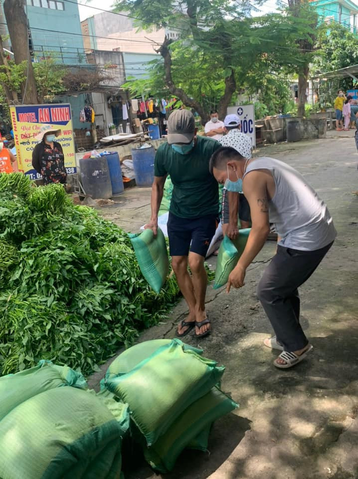 Phương Thanh lên tiếng khi bị nói từ thiện không đúng chỗ, để toàn người giàu đến lấy Ảnh 2