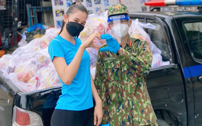 Hoa hậu Tiểu Vy khỏe như lực sĩ, khuân vác nhu yếu phẩm cho người nghèo mùa dịch Ảnh 2