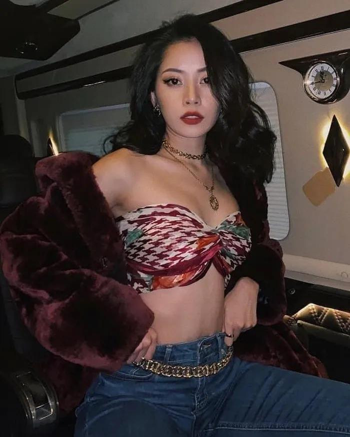 Chi Pu mang đến chút hơi hướng hiphop, quyến rũ khi mix cùng áo lông và quần jeans. 