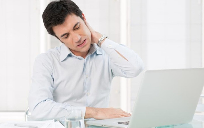 Thói quen của dân văn phòng gây hại cho đường cong sinh lý cổ ra sao? Ảnh 2