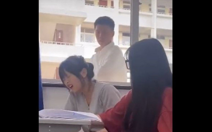 Nữ sinh giật thót khi thấy thầy giáo ở ngoài cửa sổ nhưng mọi chú ý lại đổ dồn vào chiếc quần cô đang mặc Ảnh 2