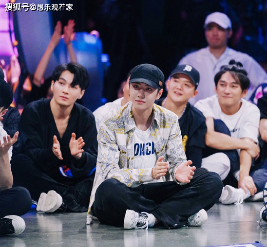 Vương Nhất Bác chính là đội trưởng dễ thương nhất vì hành động trao khăn này! Ảnh 5