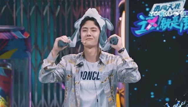 Vương Nhất Bác chính là đội trưởng dễ thương nhất vì hành động trao khăn này! Ảnh 13