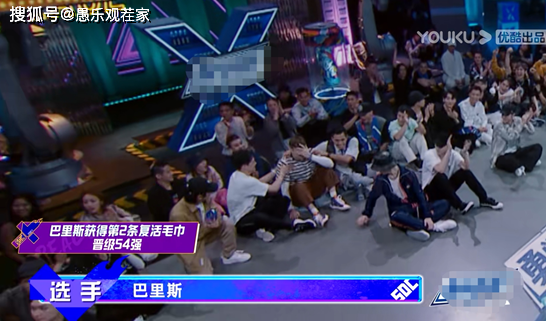 Vương Nhất Bác chính là đội trưởng dễ thương nhất vì hành động trao khăn này! Ảnh 8