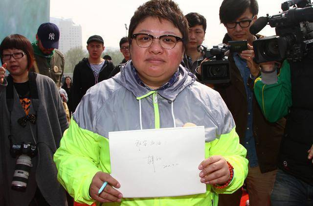 Ca sĩ Hàn Hồng bị tố không minh bạch trong khâu từ thiện.