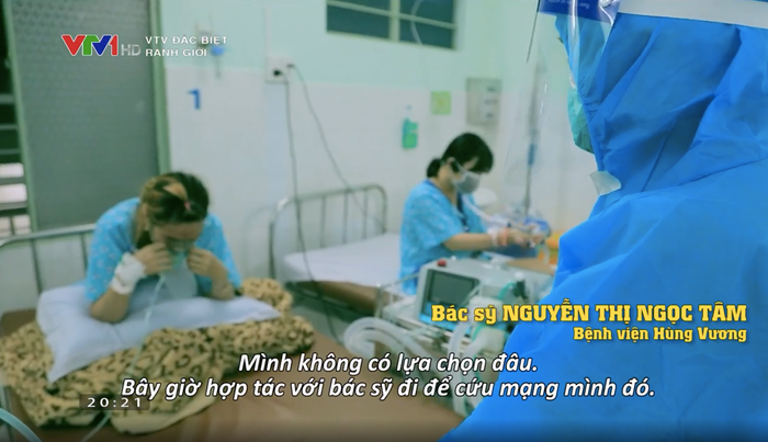 Một bệnh nhân không chịu thở oxy và đòi chuyển viện khiến các y bác sĩ liên tục phải khuyên giải rằng hiện tại các bệnh viện đều đang quá tải.