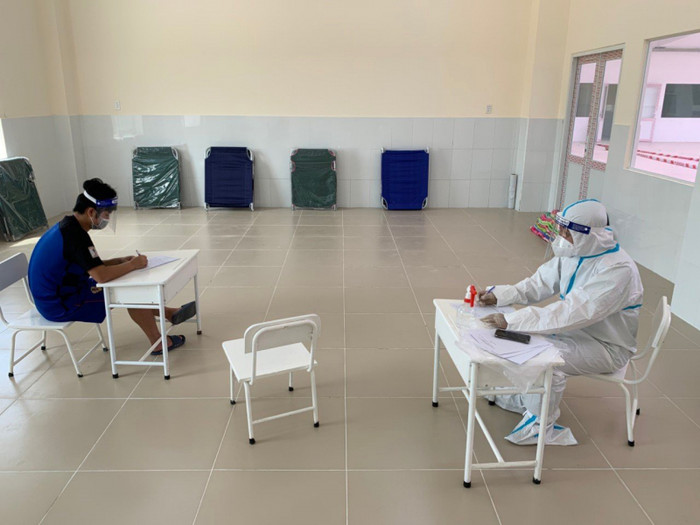 CA thành phố Thủ Dầu Một, tỉnh Bình Dương lấy lời khai của H. ngay tại khu cách ly.