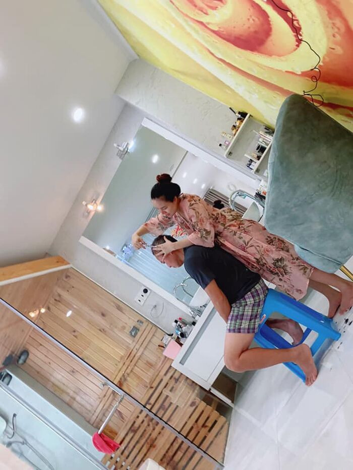 Cô nàng trổ tài cắt tóc cho ông xã