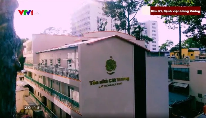 Đạo diễn Tạ Quỳnh Tư phụ trách tác nghiệp tại khu K1 - Bệnh viện Hùng Vương