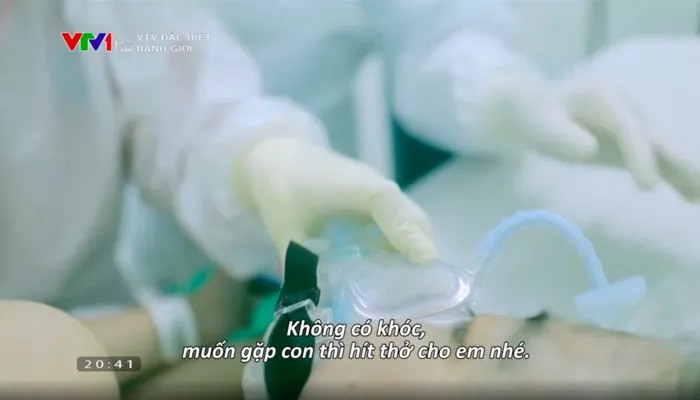 Chẳng những nỗ lực điều trị, các bác sĩ còn là nguồn động viên tinh thần cho các sản phụ đang từng ngày chống chọi với Covid-19