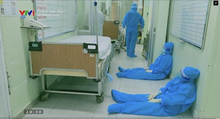 Hình ảnh đội ngũ y bác sĩ mệt nhoài sau những giờ phút làm việc căng thẳng