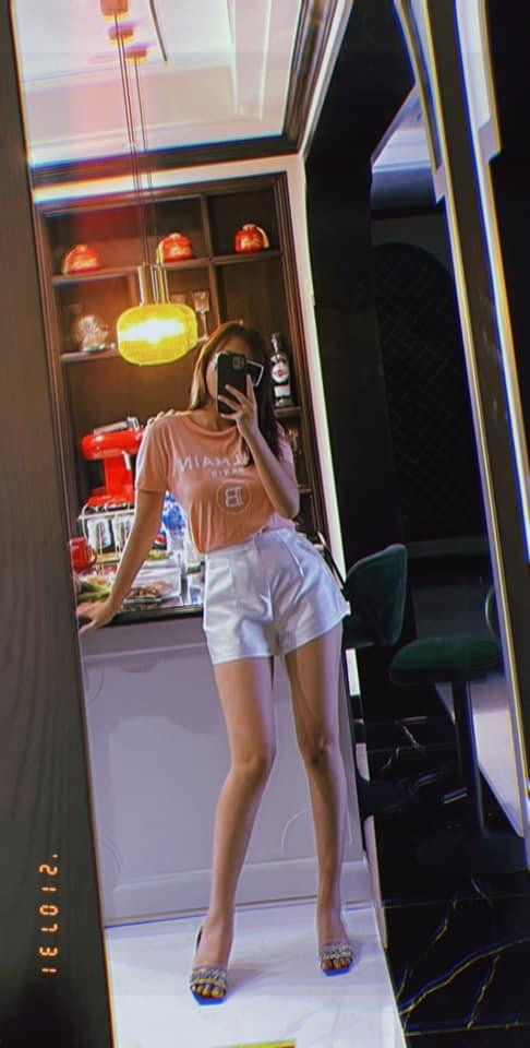 Người đẹp theo đó đăng ảnh 'chứng minh' mình cũng nuột nà, chân dài đẹp thế này đây mà!