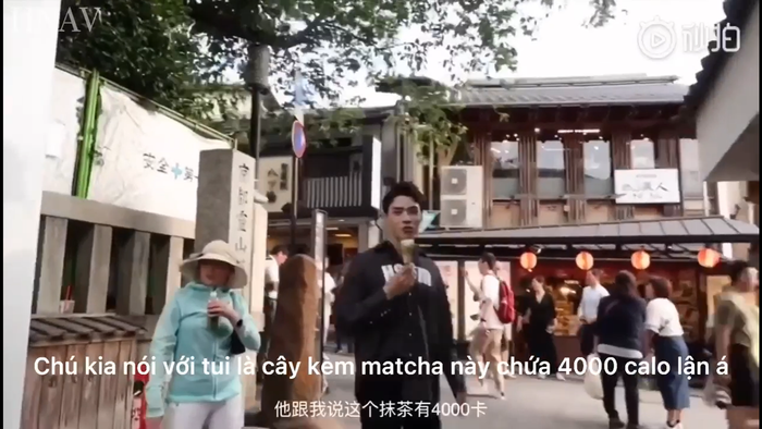 Hình ảnh Cung Tuấn ở gần ngôi đền.