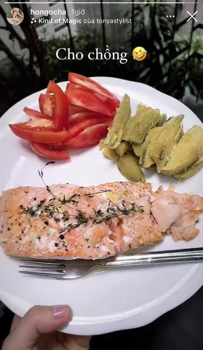 Còn phần ăn của Kim Lý lại là ức gà cung cấp protein, khoai lang, cà chua bổ sung tinh bột, chất xơ cùng vitamin... 