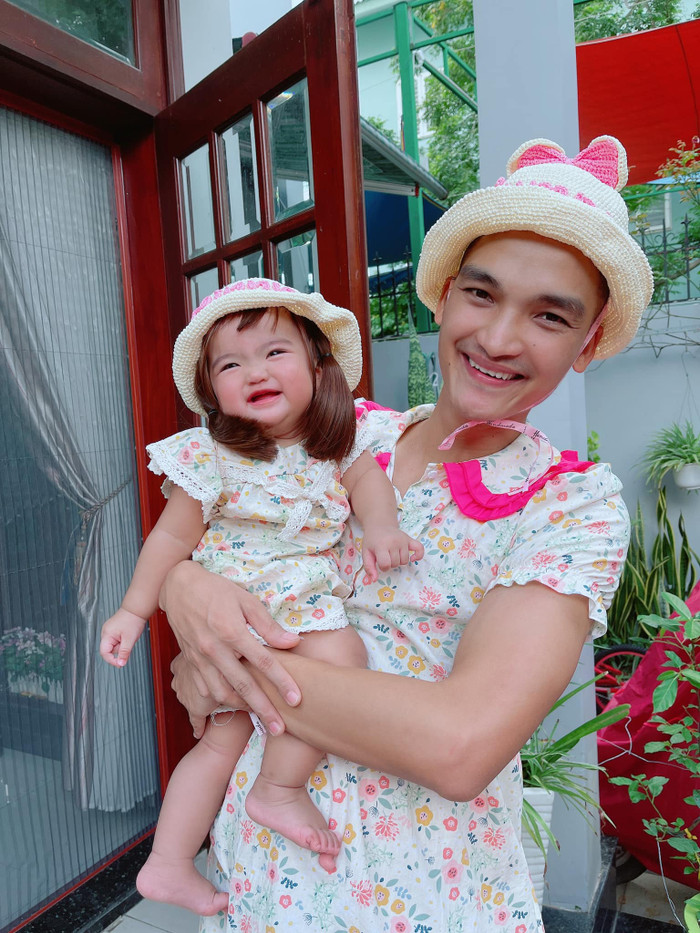 Mạc Văn Khoa và con gái.