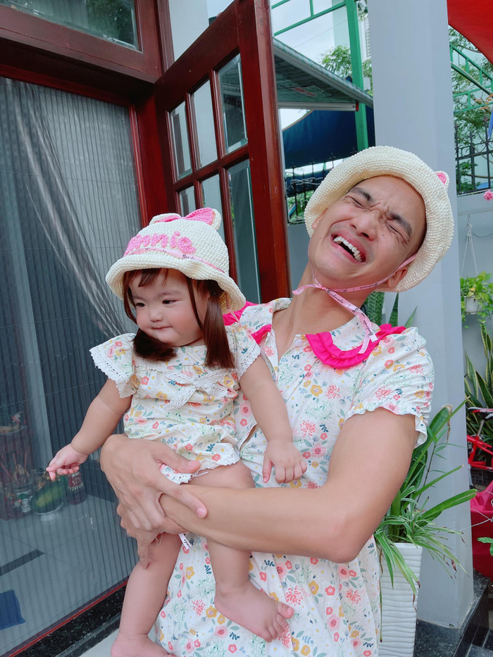 Mạc Văn Khoa bất ngờ mặc váy của vợ, phải lén chụp ảnh cùng con và đây là lý do Ảnh 3