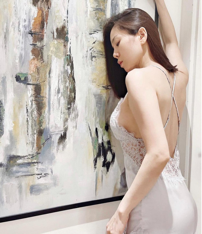 Lệ Quyên lại tiếp tục thả thính fans trong loạt ảnh mặc váy ngủ ren rủng 