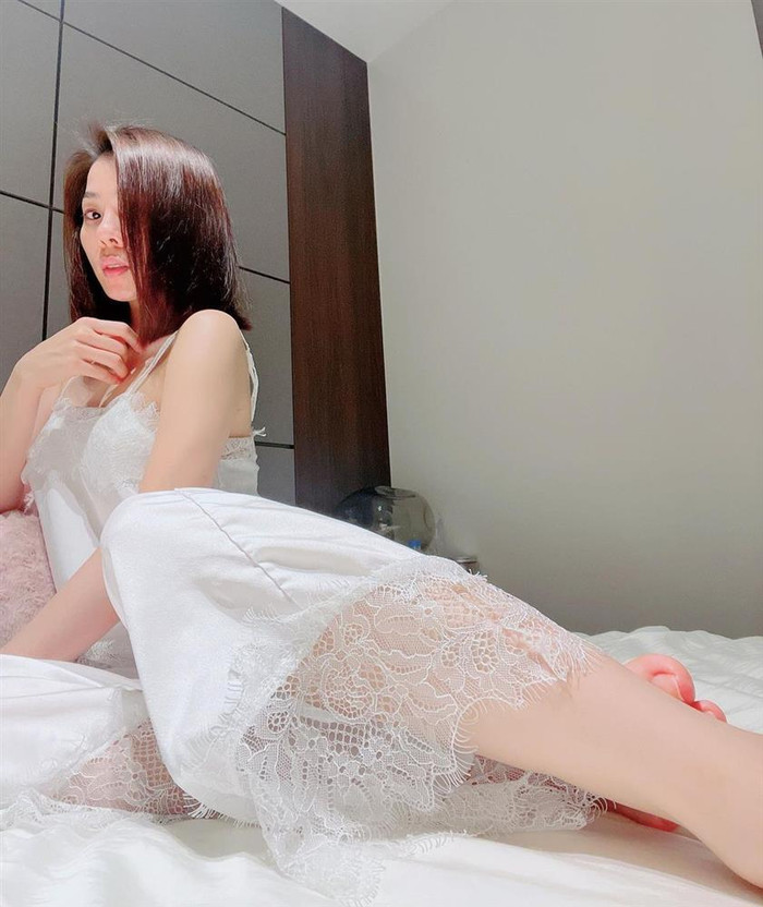 Nữ ca sĩ rất mê các dáng váy ngủ mong manh , chất liệu mỏng nhẹ mặc ở nhà