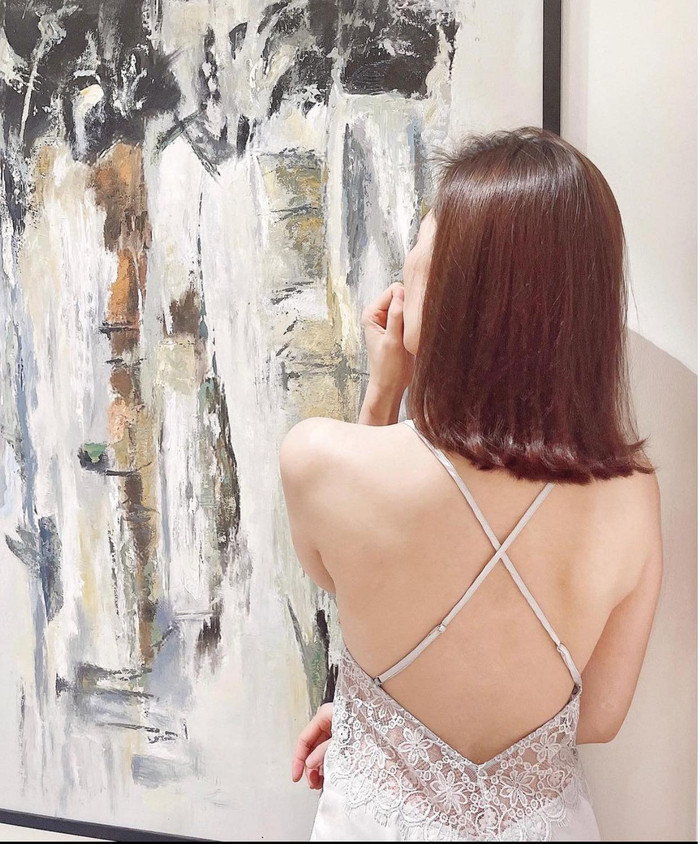 Thiết kế váy đan chéo dây sau lưng khoe trọn lưng trần gợi cảm của nữ ca sĩ U40