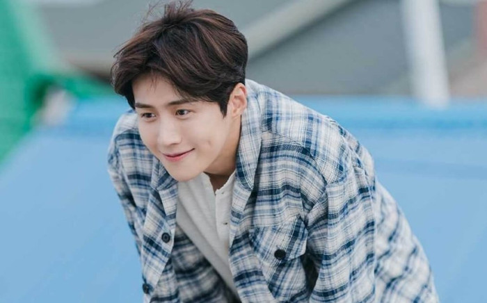 Góc phi lý: Nam chính làm shipper mà dát toàn hàng hiệu trong Hometown Cha-Cha-Cha Ảnh 2