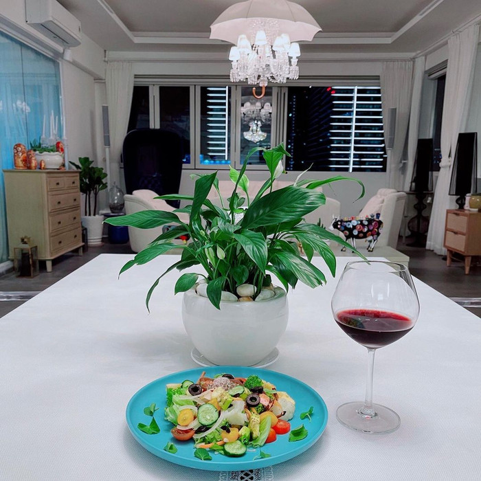 Các góc nhà cũng được trang trí đơn giản, không cầu kỳ nhưng vẫn toát lên nét sang trọng. 