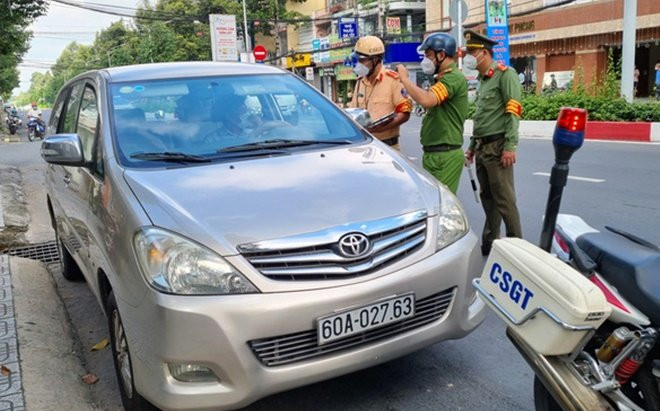 Không xuất trình được giấy đi đường hợp lệ, Thanh tra Sở TN&MT đóng cửa, cố thủ trong xe cả tiếng đồng hồ Ảnh 2