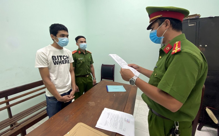 Thanh niên 26 tuổi say rượu vác cuốc, xẻng đuổi đánh cán bộ phòng chống dịch Covid-19 Ảnh 2