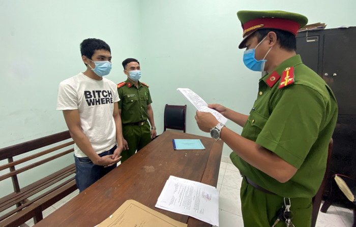 Đối tượng Nguyễn Bình Hưng tại cơ quan chức năng.