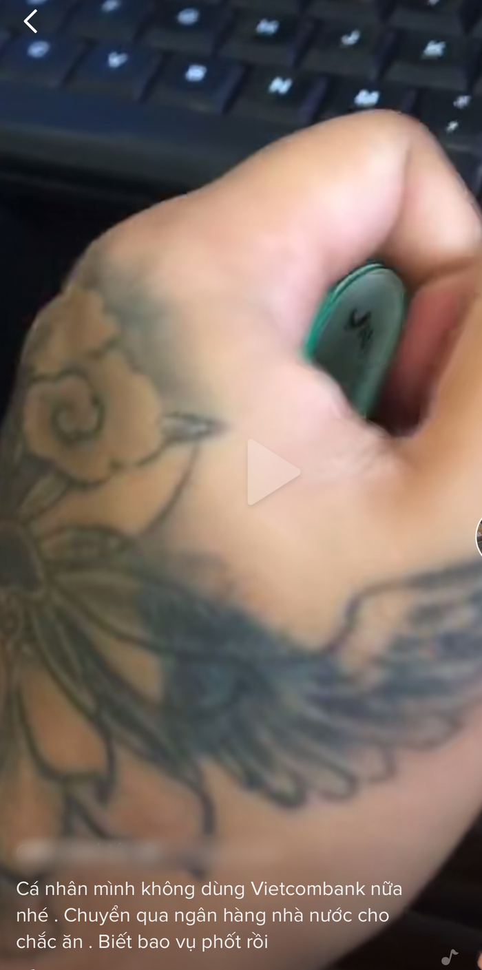 Hành động của nam thanh niên khiến dư luận xôn xao. Đa số tỏ ra không đồng tình với việc làm này.