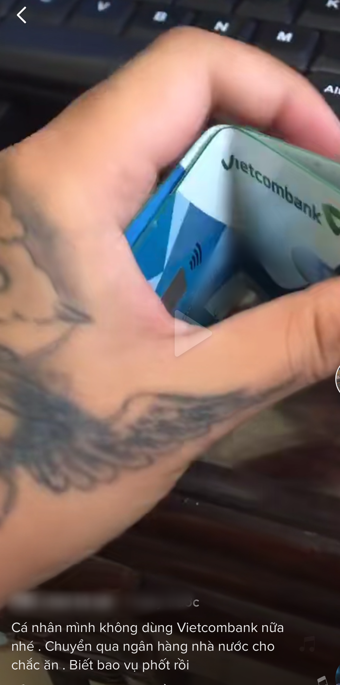 Nam thanh niên quay clip bẻ thẻ Vietcombank và tuyên bố 'không dùng nữa'.