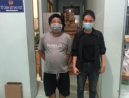 Hai đối tượng Nguyễn Thị Mỹ Loan (41 tuổi) và Dương Thế Vinh (39 tuổi) lợi dụng sơ hở trộm điện thoại di động của nhân viên y tế. Ảnh: CA