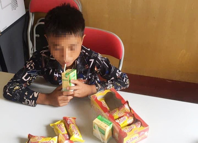 Cháu bé được lực lượng chức năng bố trí việc ăn uống sau khi phát hiện cháu bé đi lạc