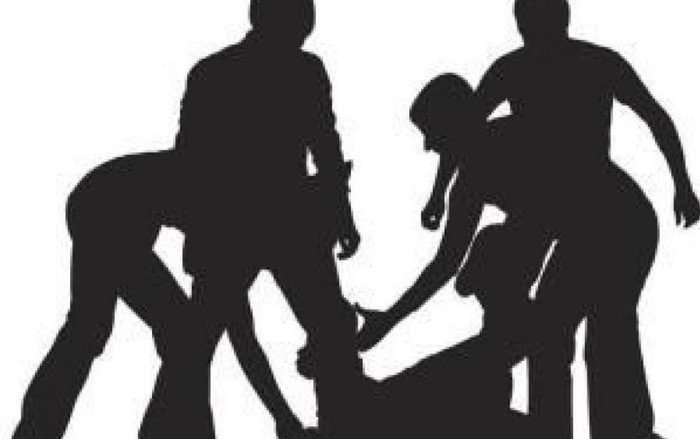 Đang đạp xe về nhà, người phụ nữ bị nhóm đàn ông chặn đường giở trò đồi bại trước mặt chồng Ảnh 2