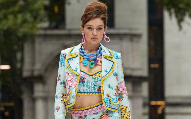 Moschino Xuân/ Hè 2022: Khách mời nhốn nháo, người mẫu gào thét trên sàn diễn Ảnh 2