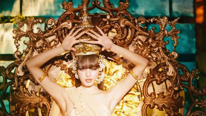 BTS cản đường Lisa (BlackPink) trong màn solo mới, ấy vậy cô nàng vẫn 'cực cháy' với hình ảnh táo bạo Ảnh 21