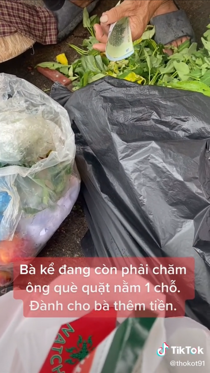 Cụ bà bới rác tìm đồ ăn, người phụ nữ tiến đến bất ngờ có hành động khiến ai cũng cảm phục Ảnh 3