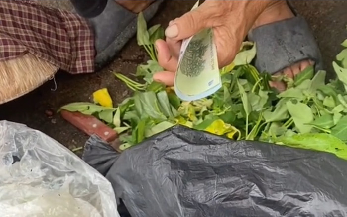 Cụ bà bới rác tìm đồ ăn, người phụ nữ tiến đến bất ngờ có hành động khiến ai cũng cảm phục Ảnh 2