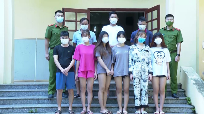 Các đối tượng được cơ quan chức năng phát hiện đang sử dụng trái phép chất ma tuý trong nhà nghỉ.