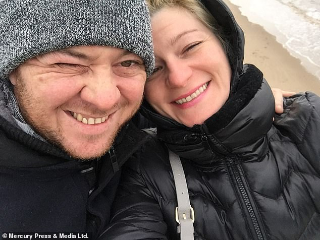 Khi nhận ra oxy đang được cấp ở mức tối đa thì anh bắt đầu hoảng loạn, nghĩ rằng mình sẽ chết. 