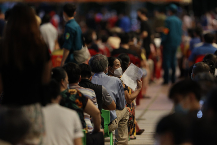 Người lớn tuổi sẽ được ưu tiên trước.