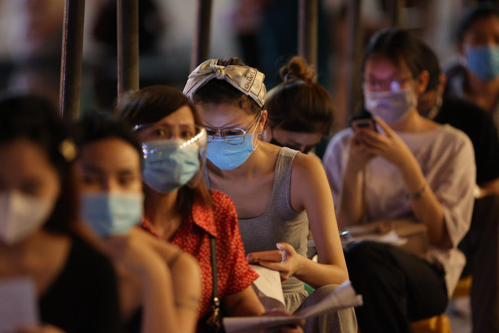 Người dân được yêu cầu giữ khoảng cách an toàn khi đến tiêm.