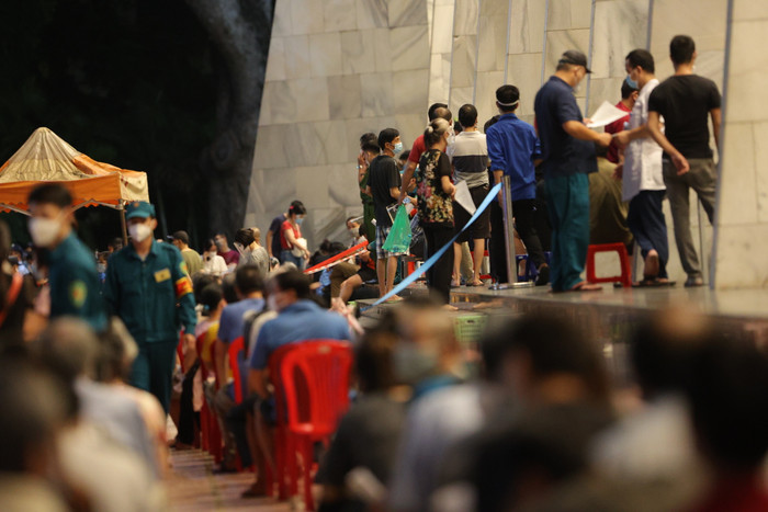 Người dân xếp hàng chờ vào tiêm vaccine chống Covid-19.
